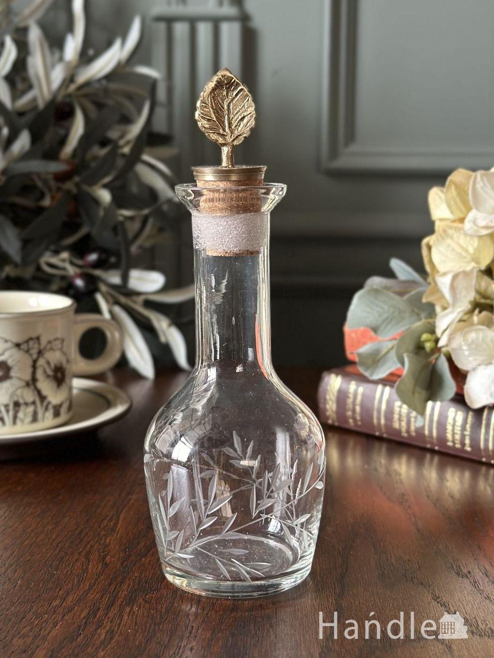 アンティーク風のおしゃれなガラス雑貨・ガラスボトル(リーフキャップ