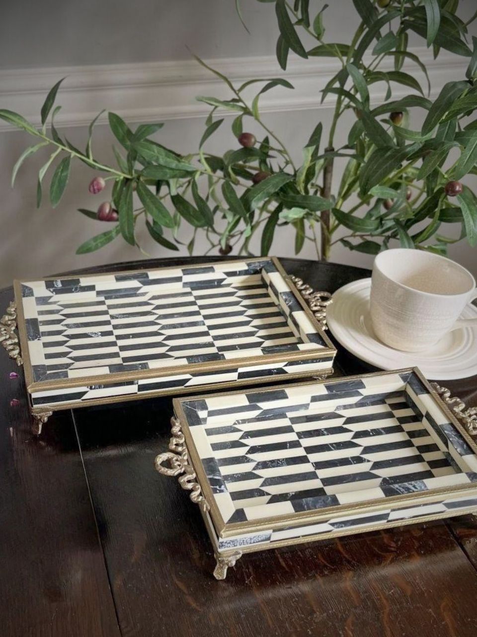 おしゃれなシルバー色のプレート、アンティーク調のサルヴァ風トレイ