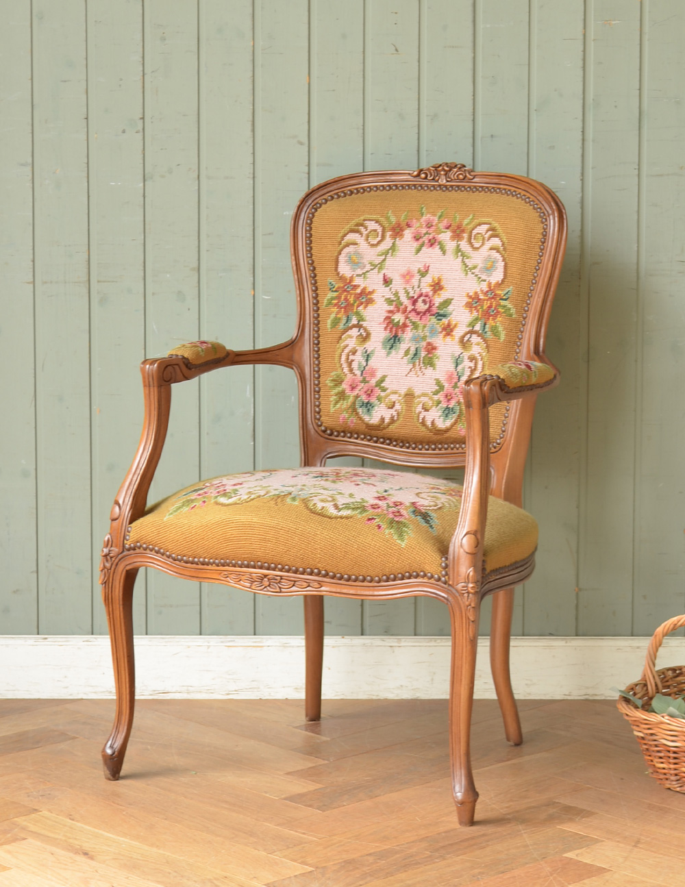 刺繍が美しいフランス生まれのアンティークプチポワンチェア（イエロー