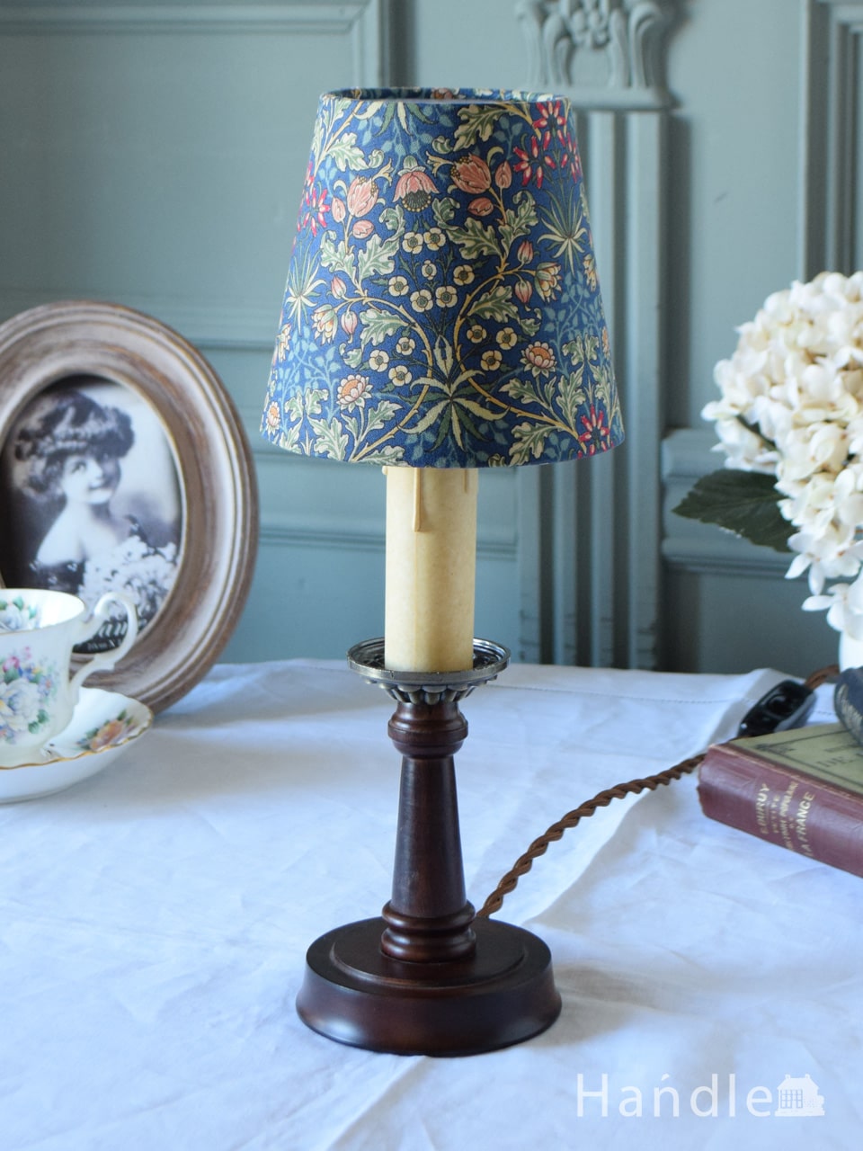 ネイビー色のヒヤシンス柄のシェードがおしゃれな、アンティーク調の