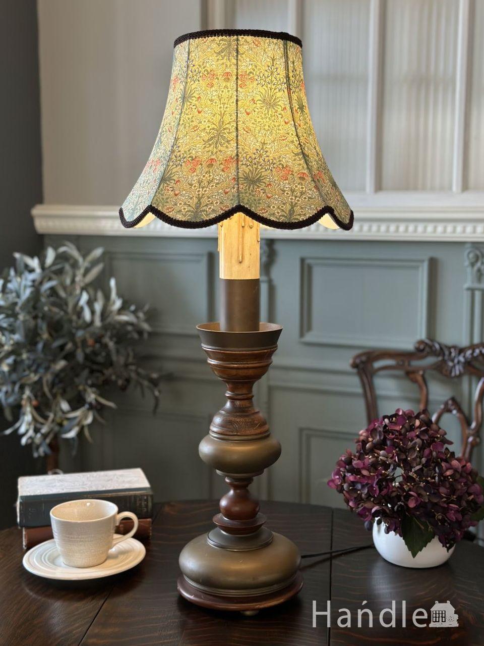 デコラティブな装飾が美しいスタンドライト、アンティークのシノワズリ