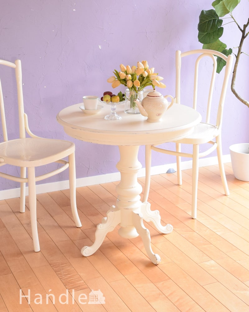 シャビーシックなアンティーク風のテーブル、ホワイトペイントの