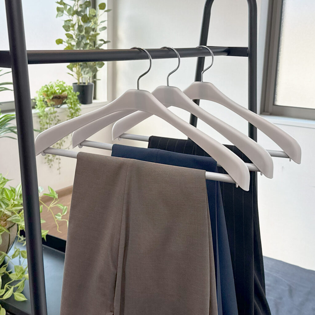 モノクローゼット スーツハンガースリムストップ 2本組 – シンコ