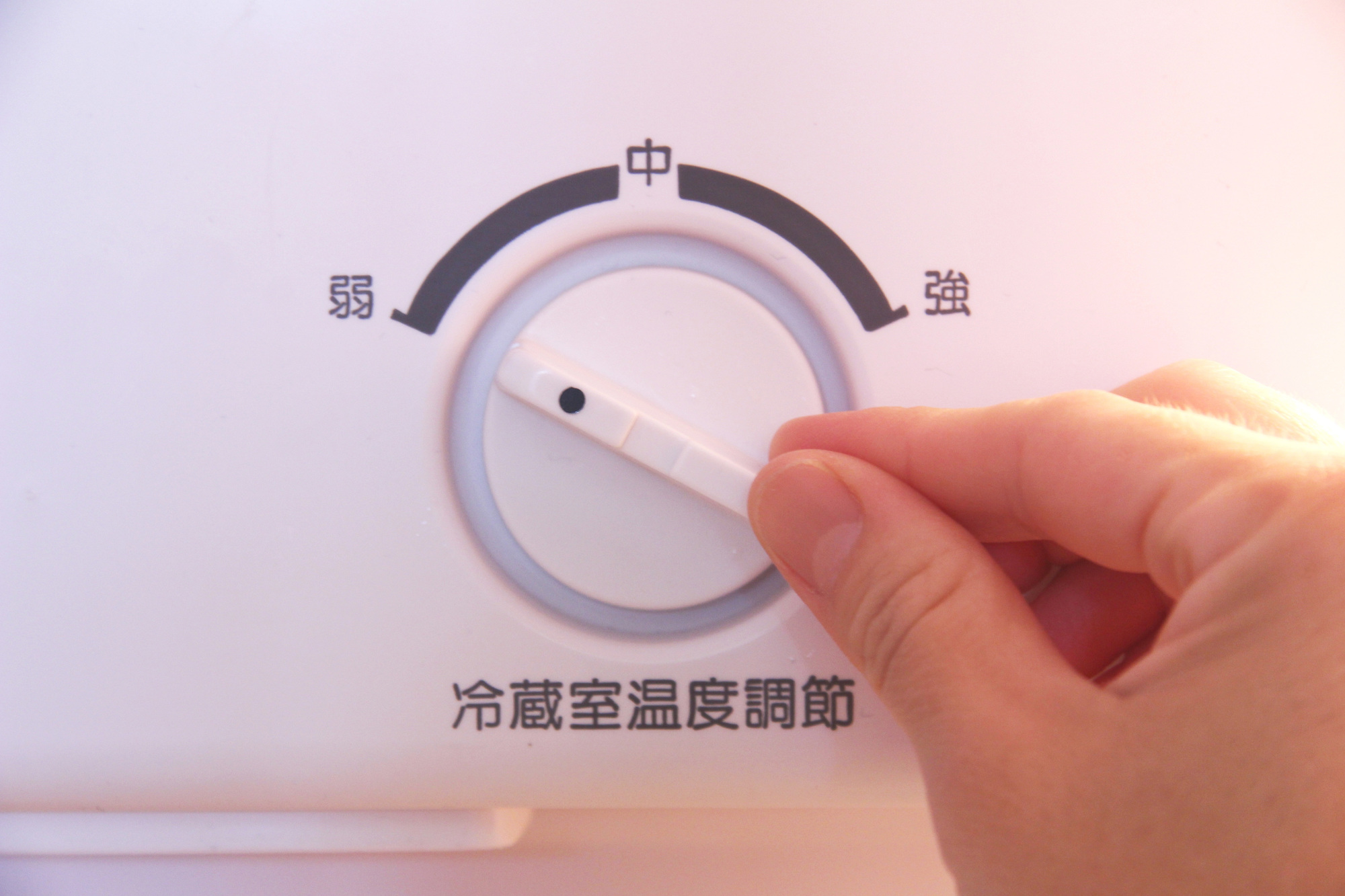 夏の冷蔵庫の温度設定は変えたほうがいい？庫内の温度を低くするための