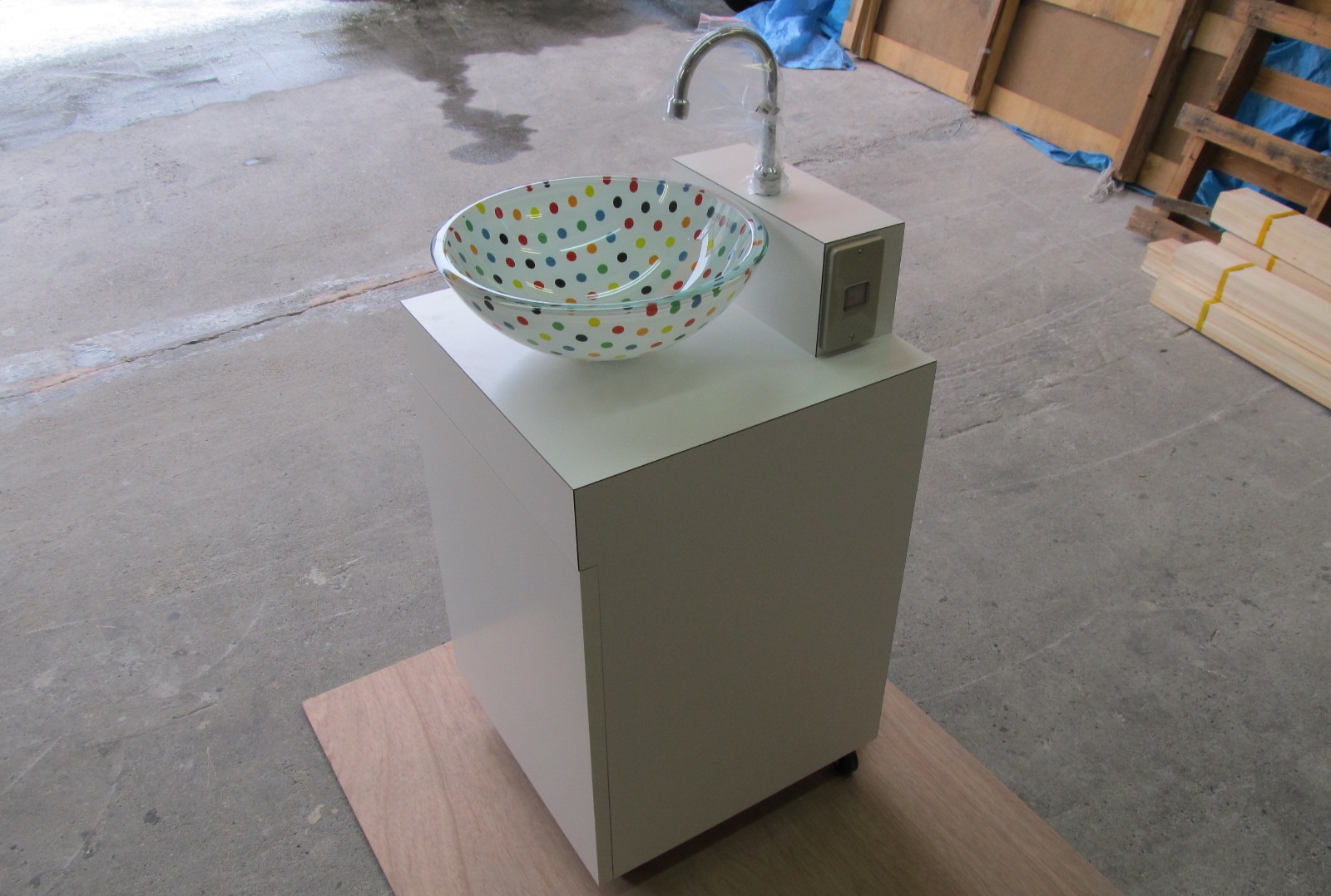 日本箱産業 おく洗 | 簡易手洗い台「おく洗」,ポータブル洗面台「おく