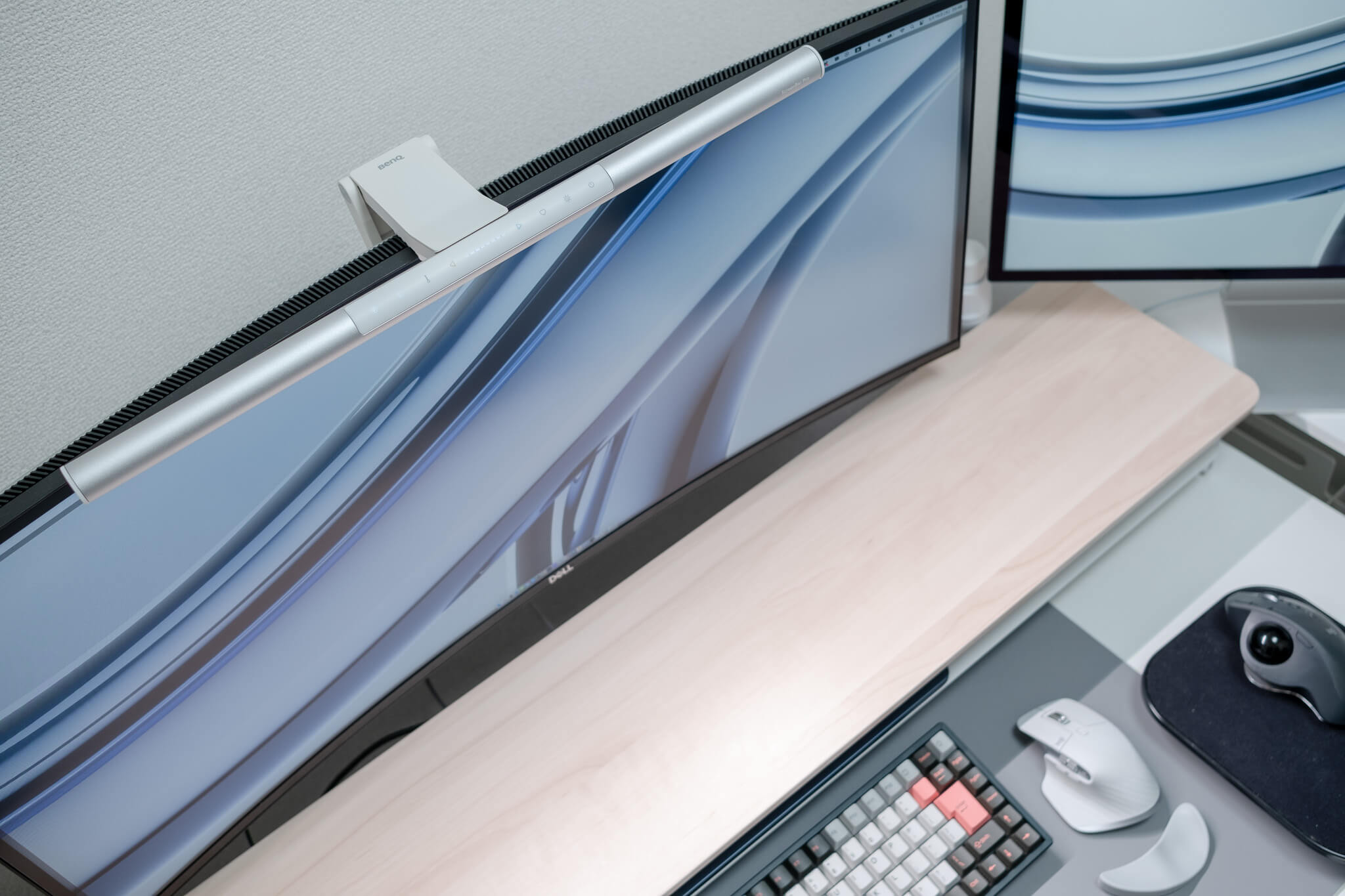 BenQ ScreenBar Proをレビュー！ホワイトのデスク環境にも馴染む