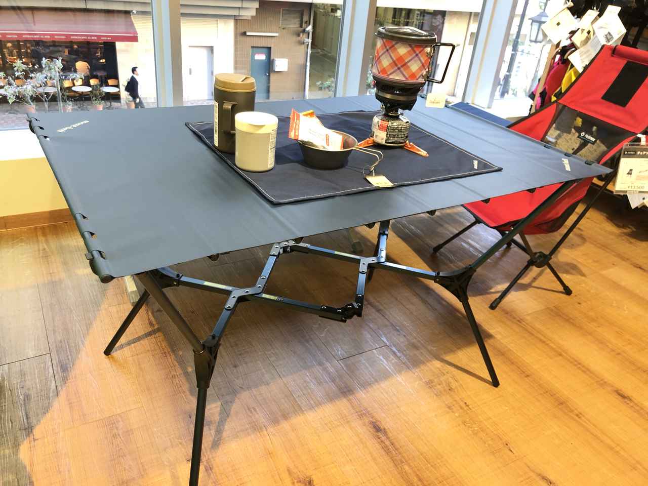 万能すぎる折りたたみテーブル！ モンベル の“予約完売”の新作テーブル