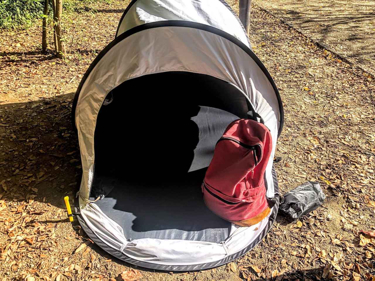 ロゴス ポップアップテント】遮光率100％でサンシェードにもなる