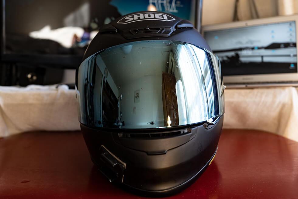 SHOEIのミラーシールド、「メロースモークミラーブルー」と「スモーク