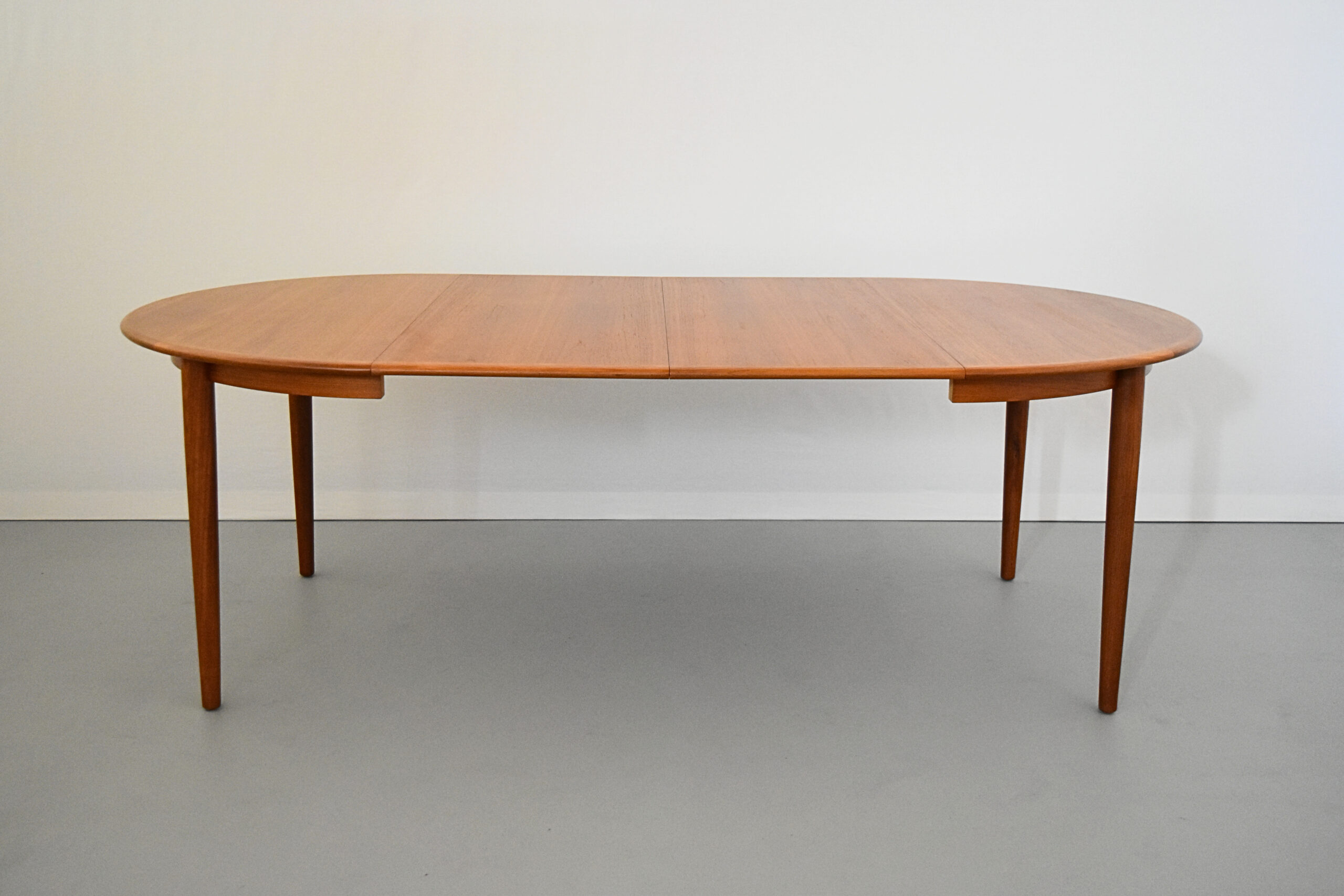 ラウンドダイニングテーブル by Skovby Mobelfabrik/エクステンション