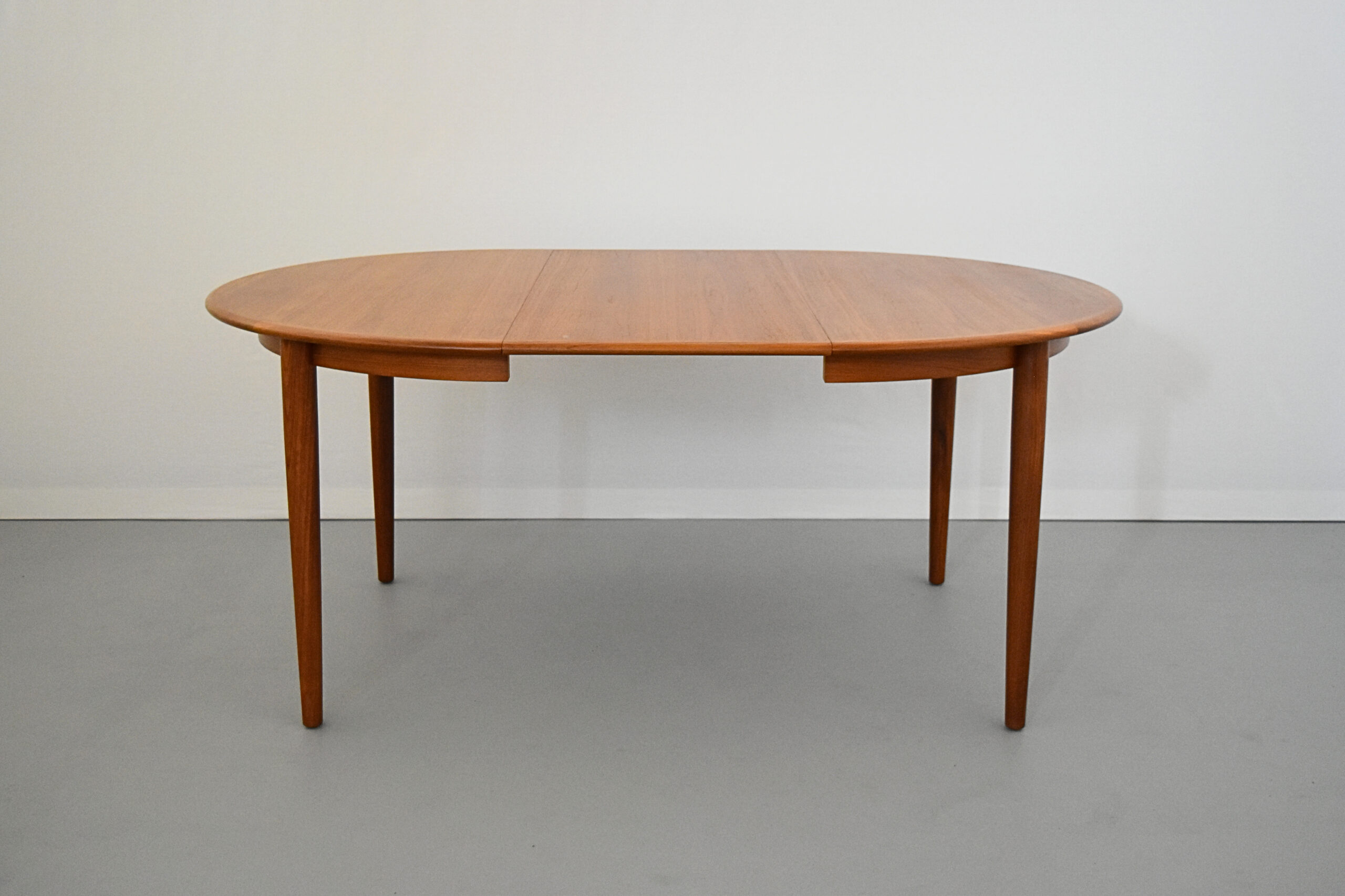 ラウンドダイニングテーブル by Skovby Mobelfabrik/エクステンション