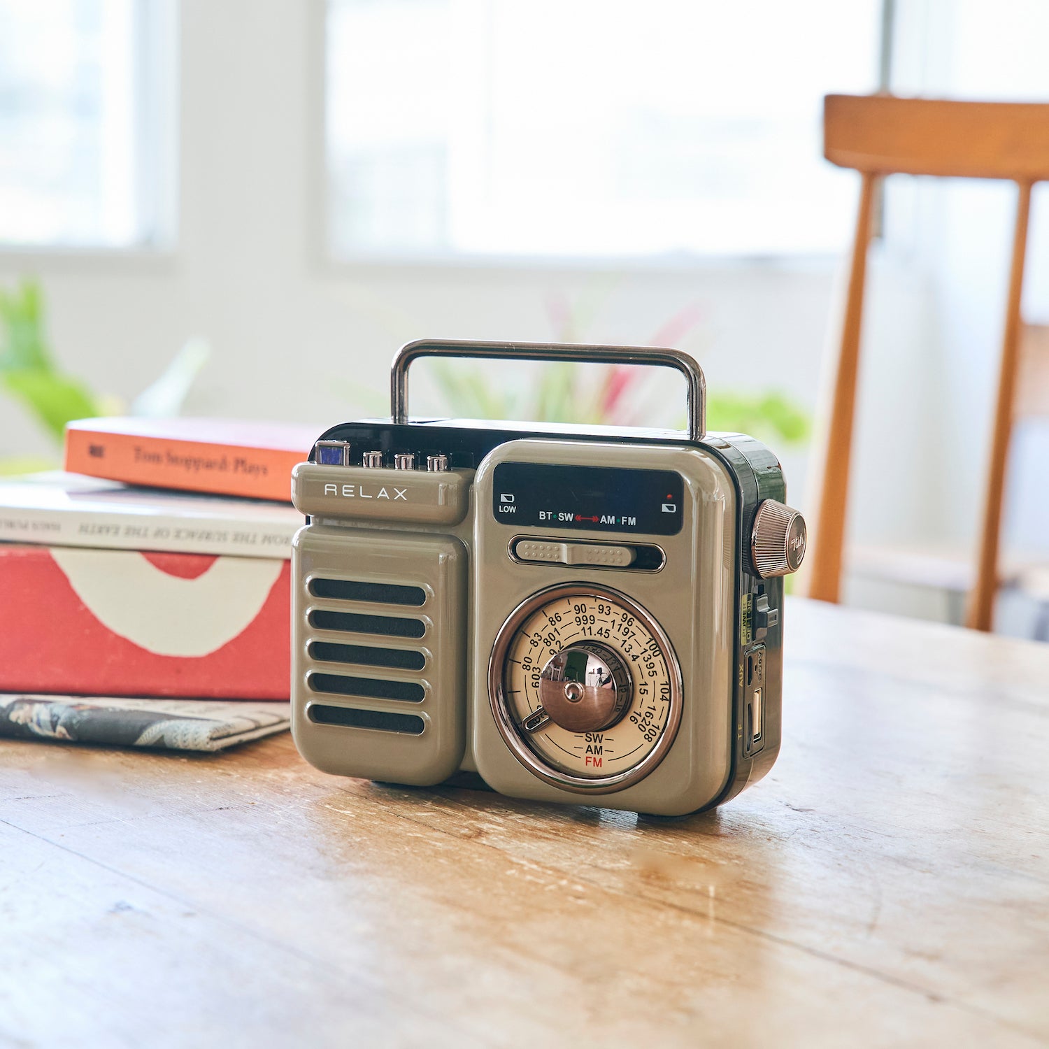 見た目レトロ、機能最新ラジオ – HATCH