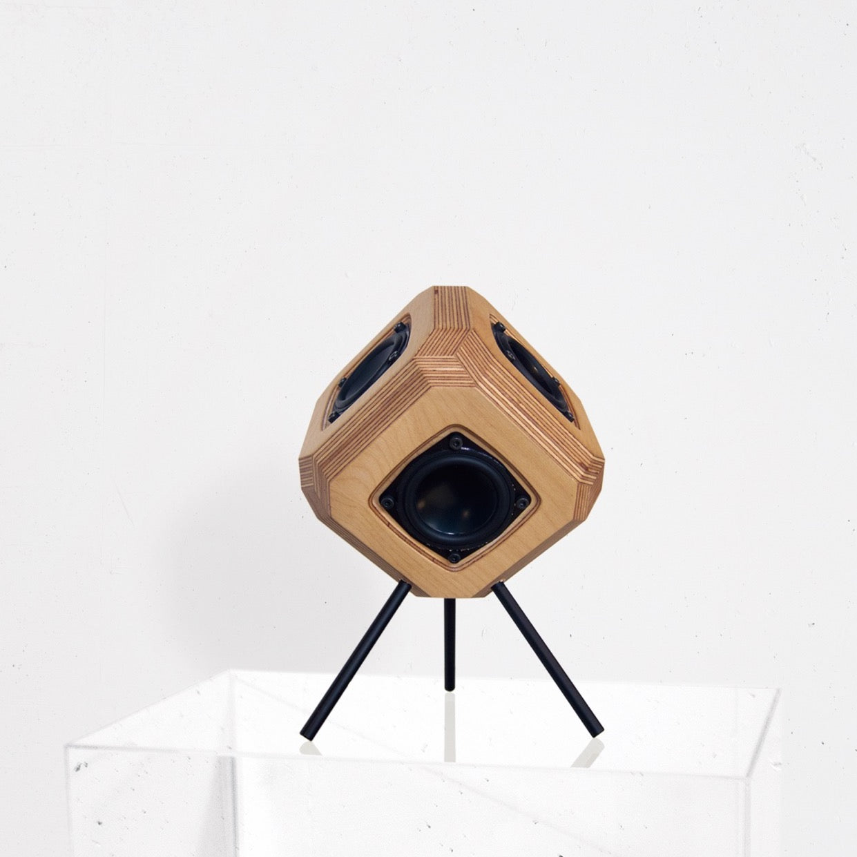 360度に音が広がる全方向型六面体スピーカー – HATCH