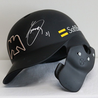 今週の出品は、中村晃選手がサヨナラ打を放った試合で着用した「ダブル