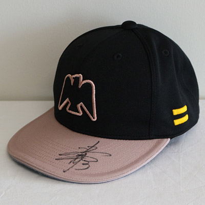 今週の出品は、柳田悠岐選手の「ダブルアニバーサリーヘルメット」が