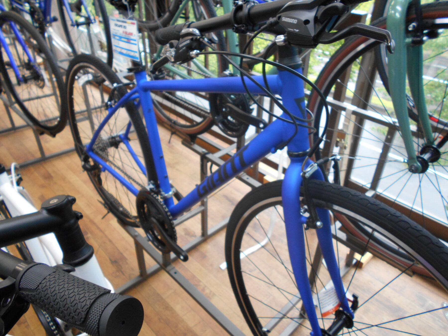 クロスバイクの定番【GIANT ESCAPE R3】の2025年モデル入荷しました