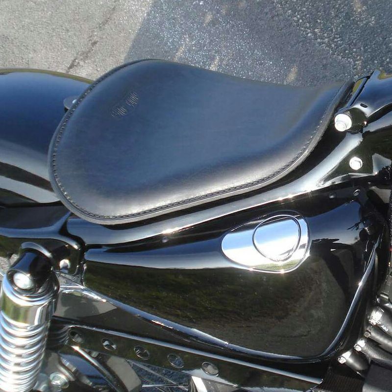 エンズ・クオイオ シート スポーツスター用|ハーレーパーツメーカー