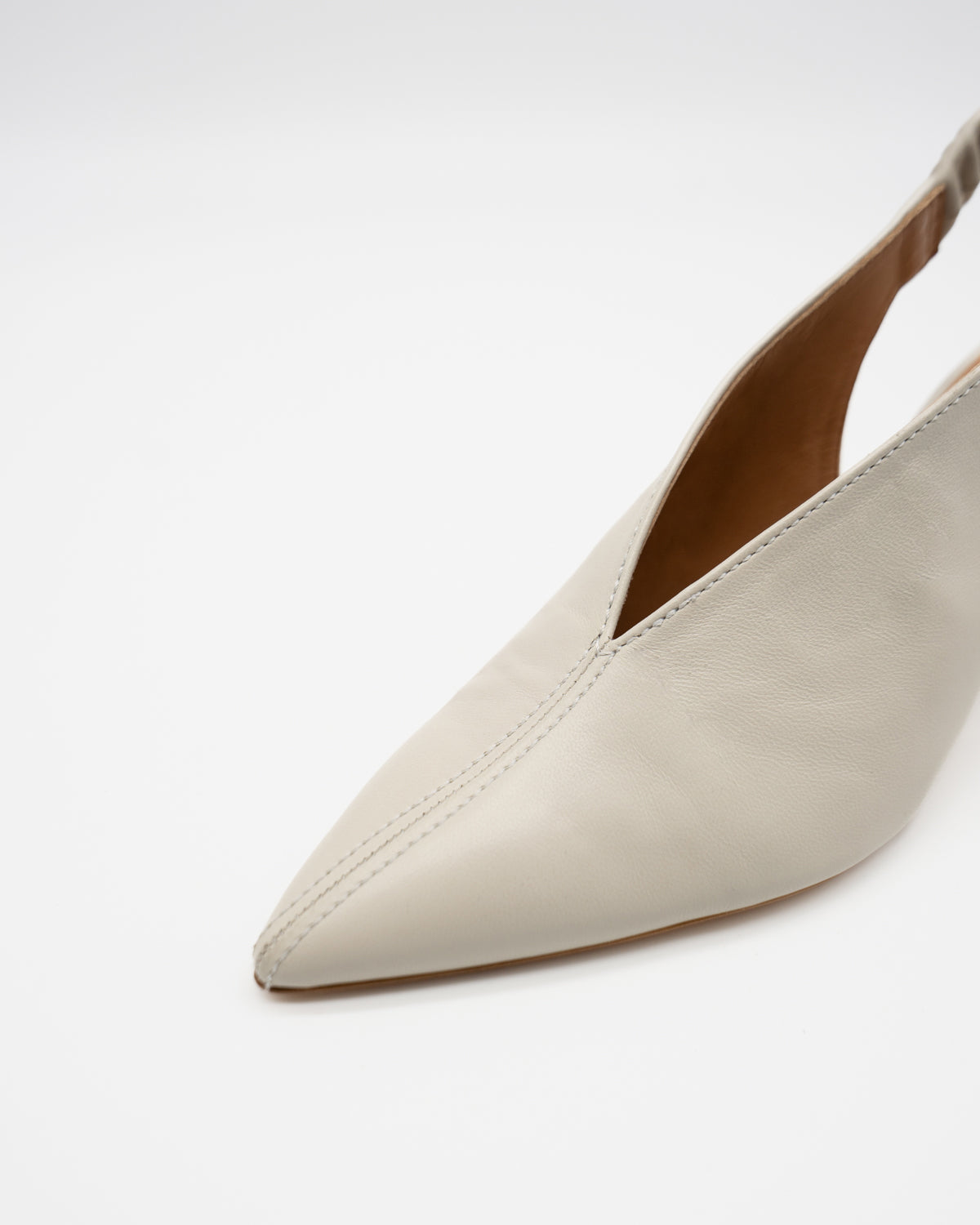 Monica ivory バックベルト ポインテッド パンプス アイボリー - HENRI