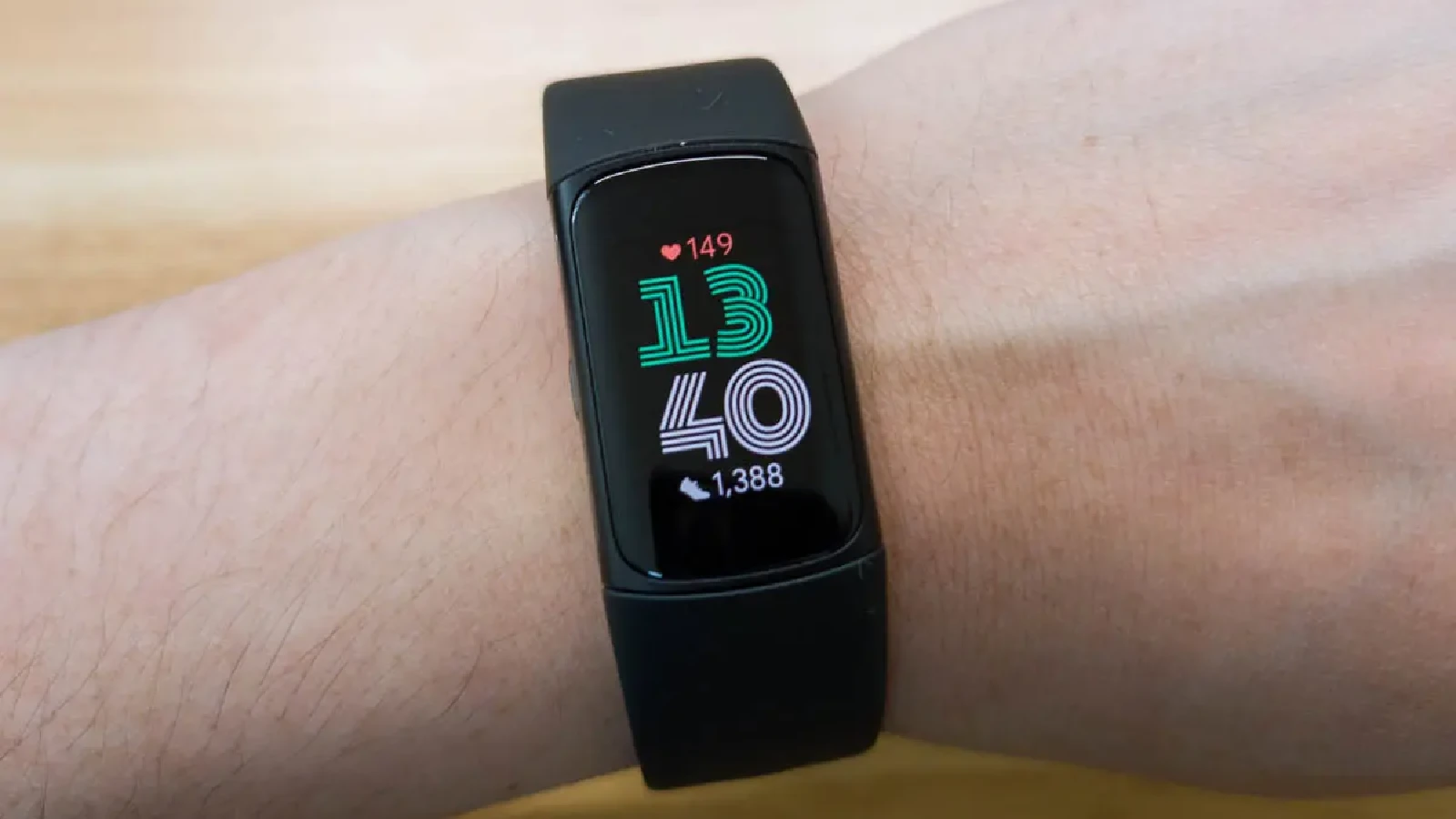 Google、2026 年に新しい Fitbit ハードウェアを投入へ。AI コーチ正式