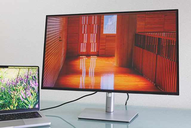 Dell U2723QEのレビュー。U2723QXとの違いは？IPS Blackの4K27インチ