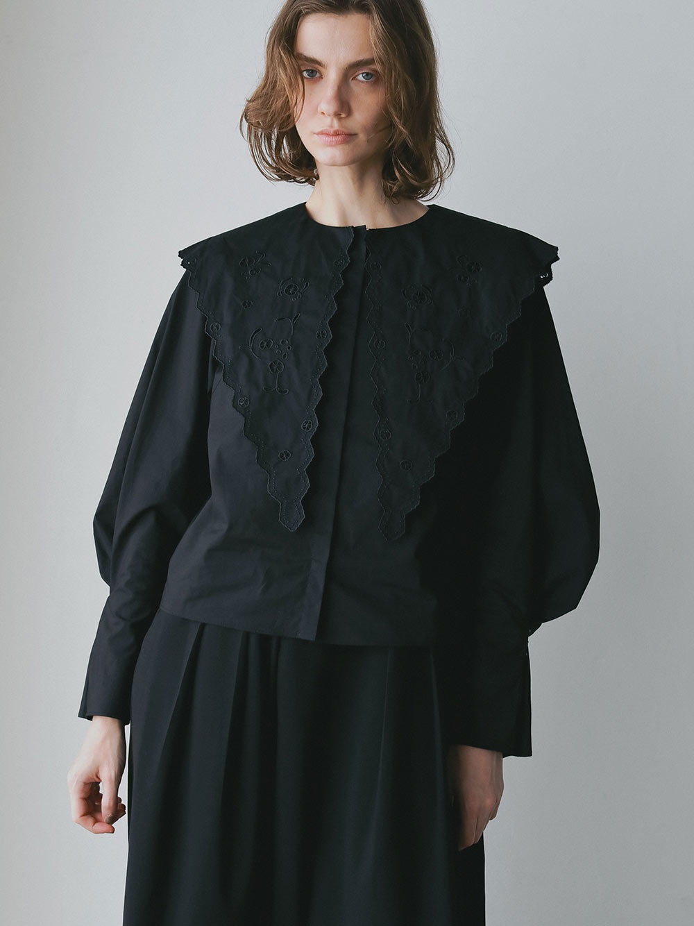 エンブロイダリーカラーブラウス | Blouse | HER. Online Store