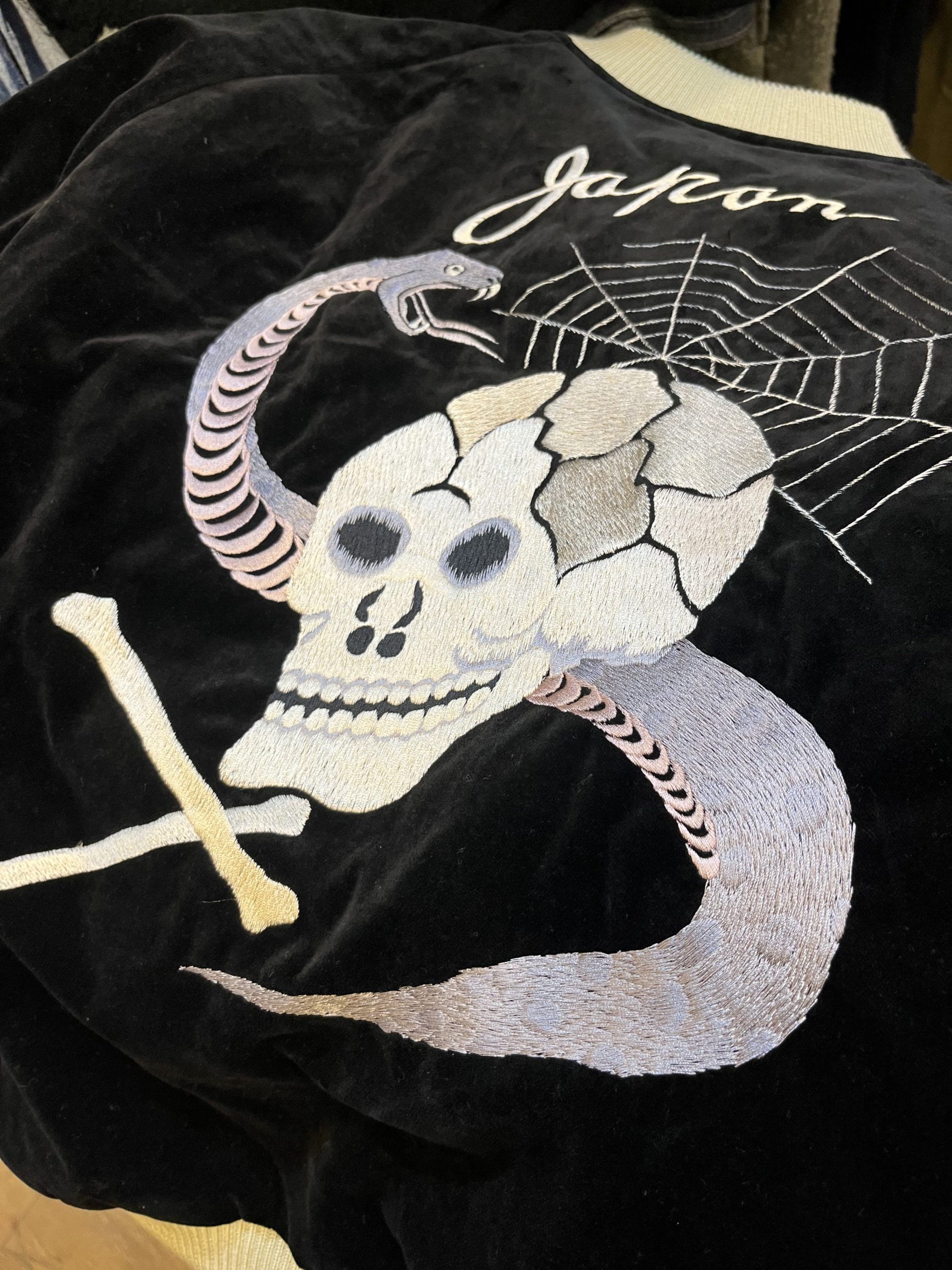 それぞれの蛇髑髏スカジャンコーデ | HINOYA Official Site