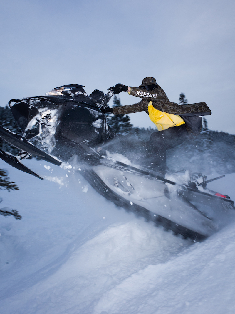 雪山にも映えるSTÜSSYの最新高機能コレクション | HIGHSNOBIETY.JP