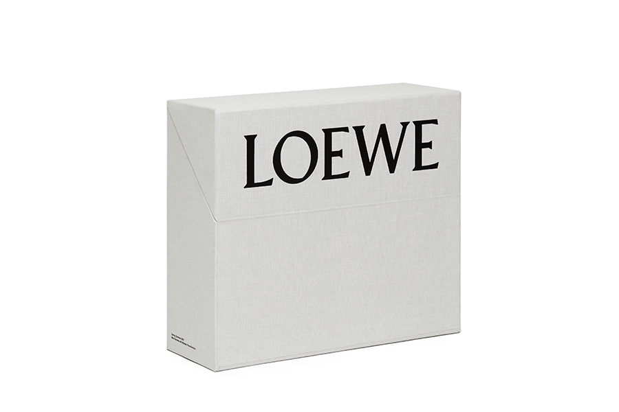 LOEWE 2021年 春夏 メンズ コレクション型紙など集約した「Show in a
