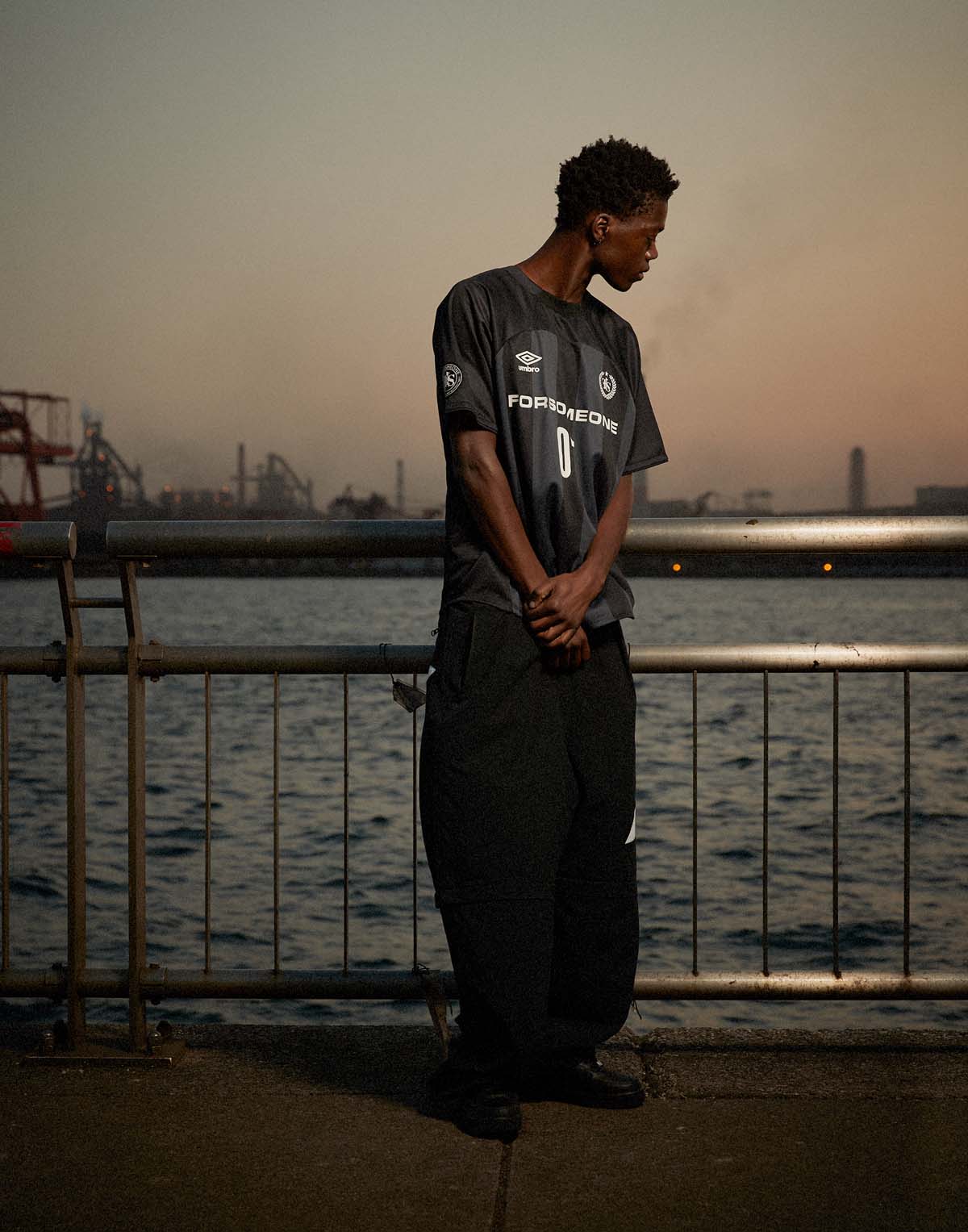 FORSOMEONE × UMBRO、英ロックシーンに着想したカプセルコレクション