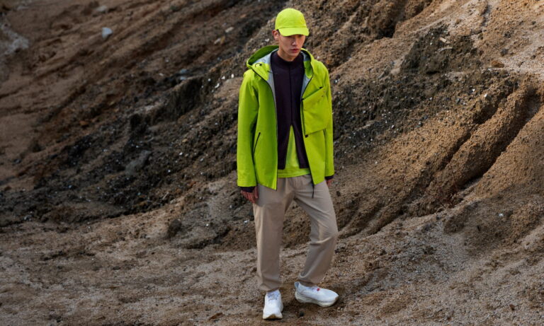 STONE ISLAND、2025年春夏コレクションから極薄のラムレザージャケット