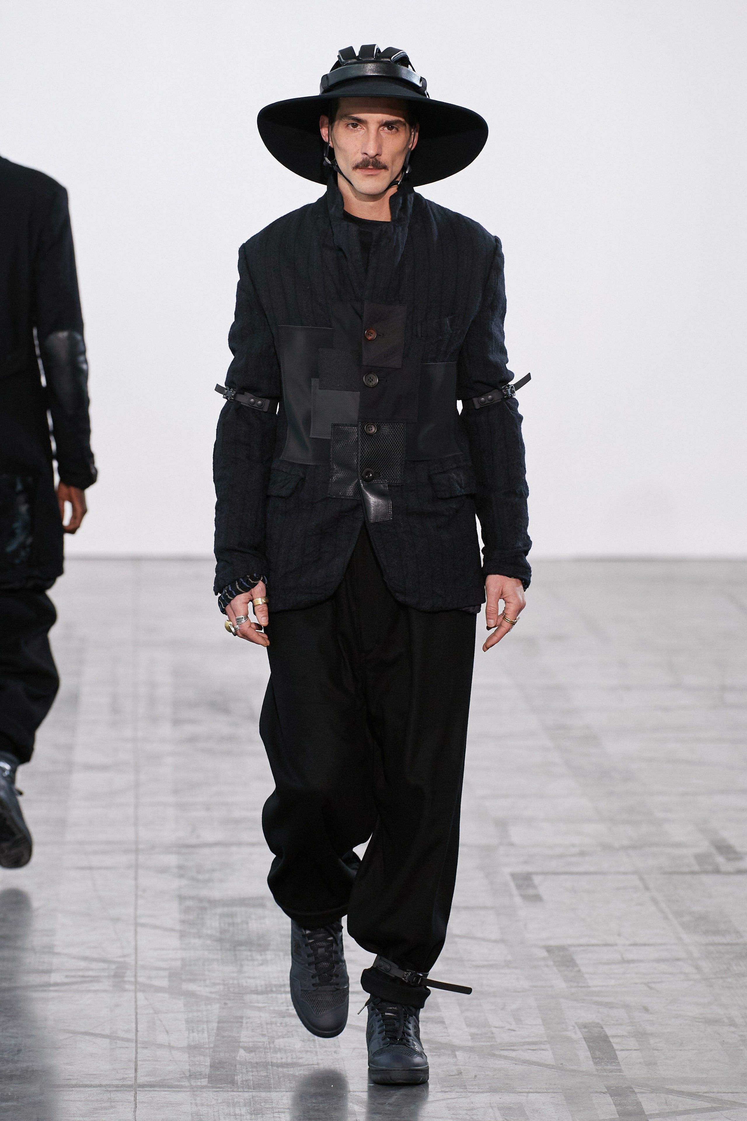 Junya Watanabe AW23 goes all black - HIGHXTAR.