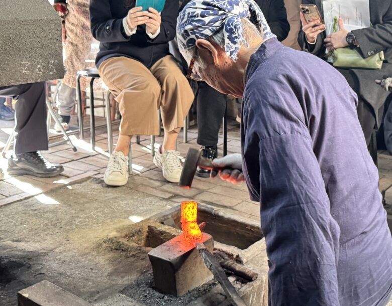 刀剣乱舞」や「鬼滅の刃」で刀剣の魅力にハマって刀鍛冶を訪ねる旅…と