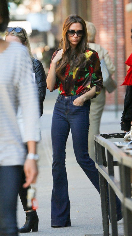 美脚っぷりにご注目！ ヴィクトリア・ベッカムの最愛デニムは「ジェイ