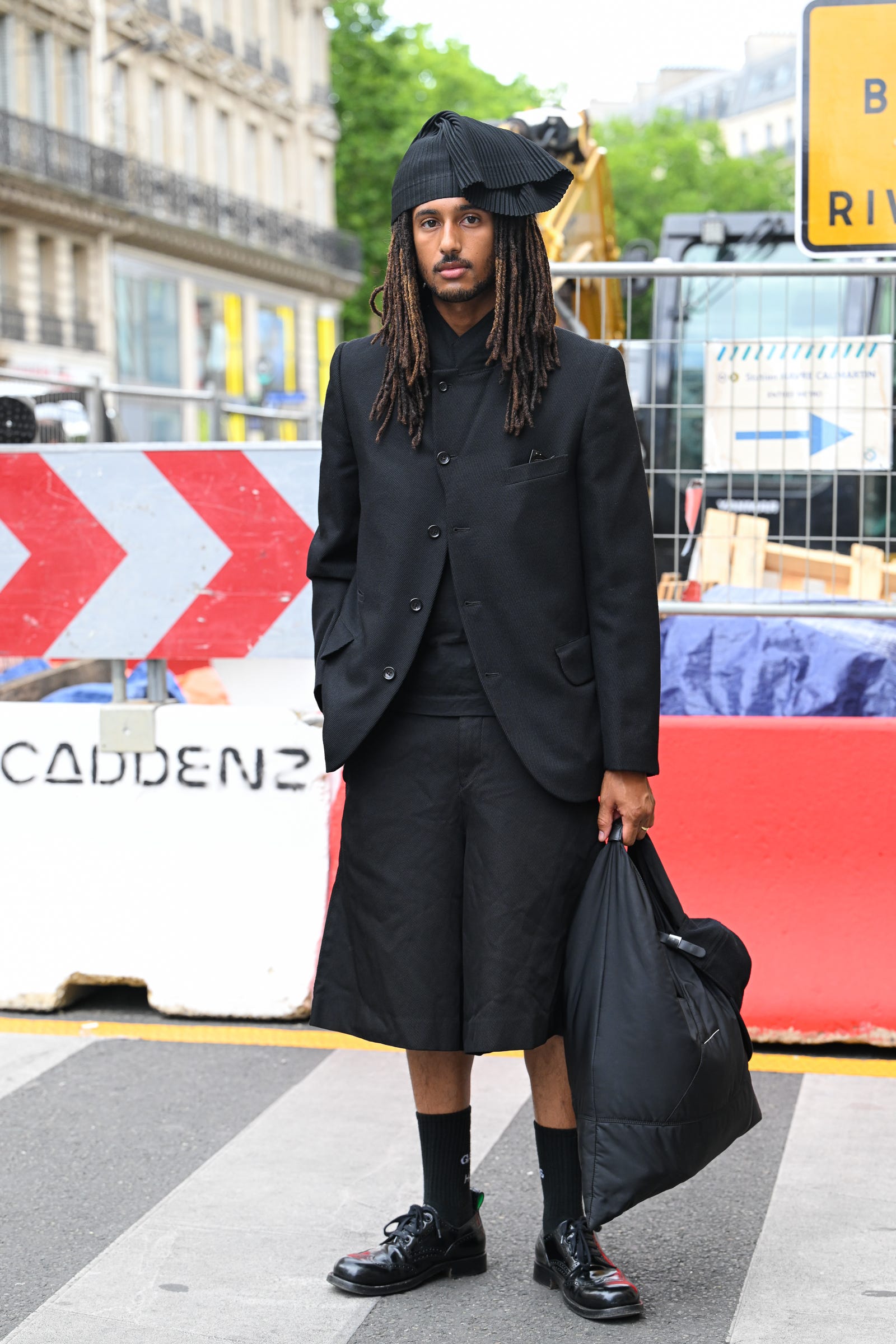 スナップ】大人が着るコム デ ギャルソン パリ名物の超個性派コーデは