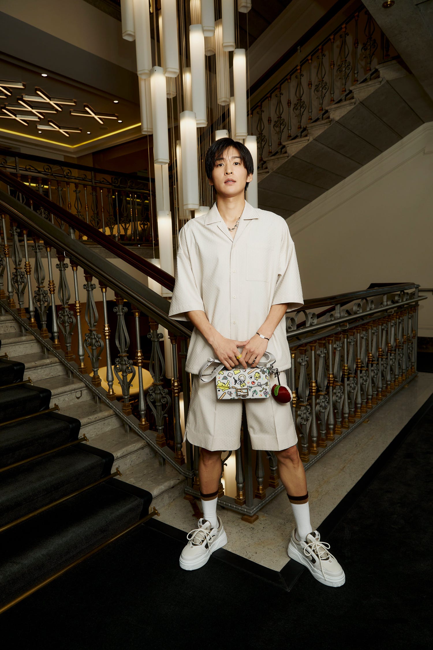 Snow Man目黒蓮らが着用。「フェンディ」人気メンズバッグの新作が発売