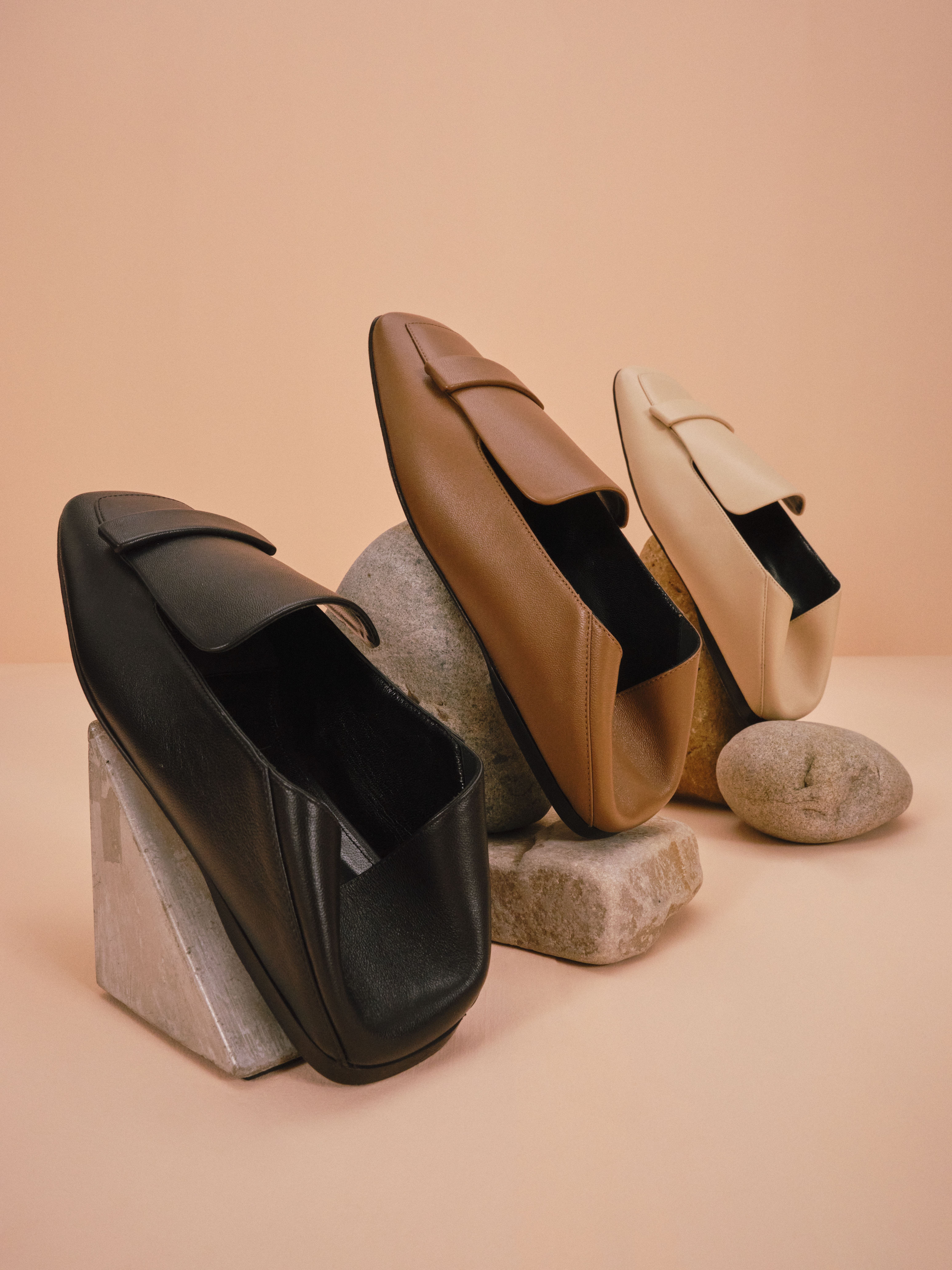 秋のはじまりは「セルジオ ロッシ」の新素材 “sr1”で、タイムレスな