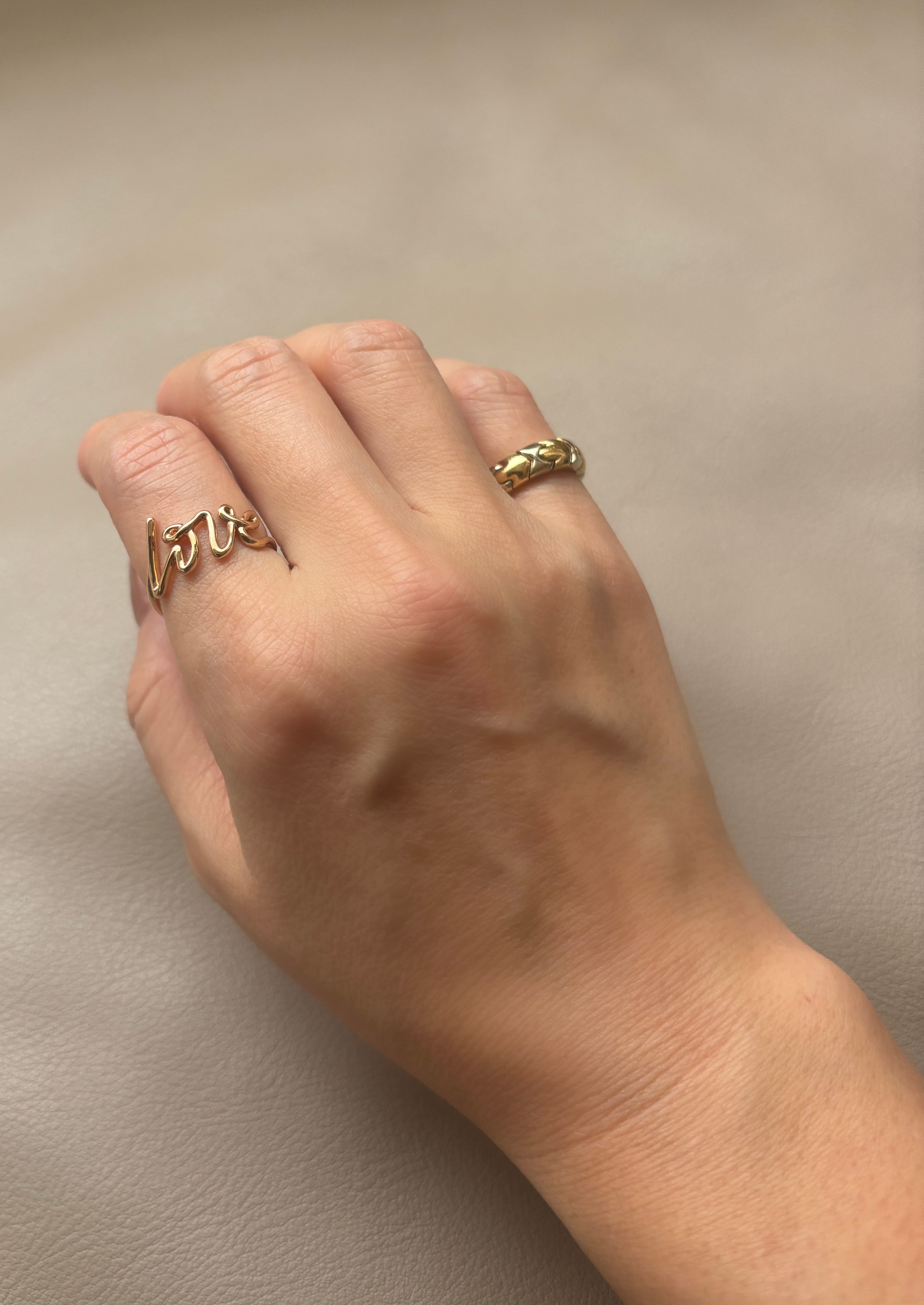 ティファニー「パロマ グラフィティ」のラブリングで大人の手元に