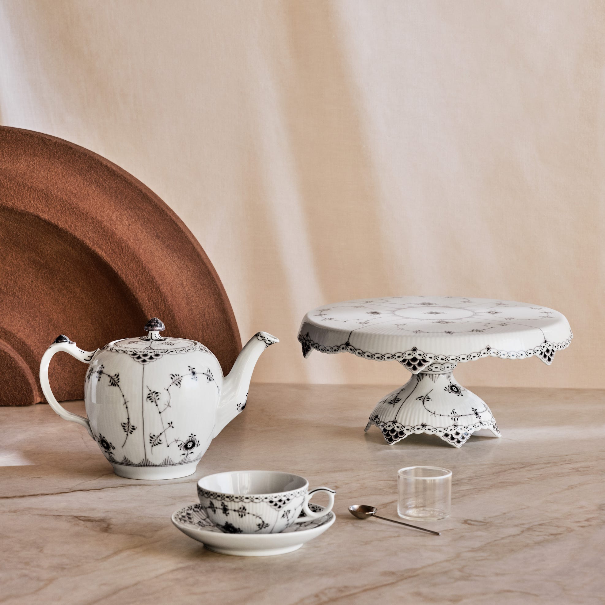 black-fluted-half-lace-styling