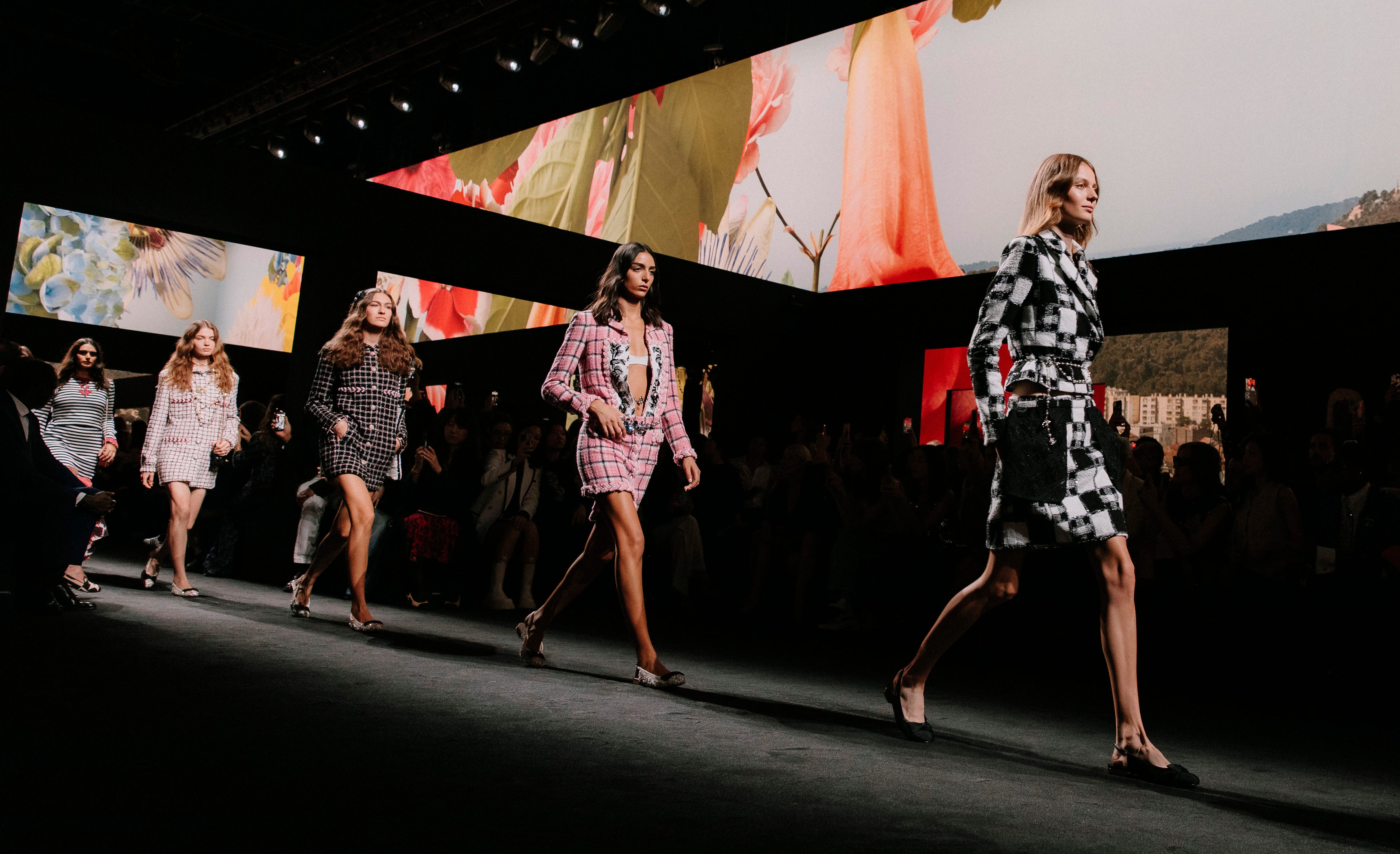 南仏の甘美が溶け込こんだ「シャネル」のドレスコード。軽やかに