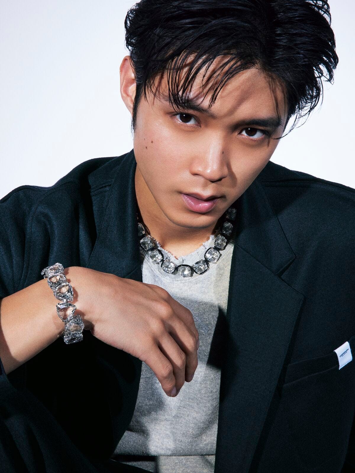 磯村勇斗の魅力全開！ ジュエリーの最新形は自由なマインドで