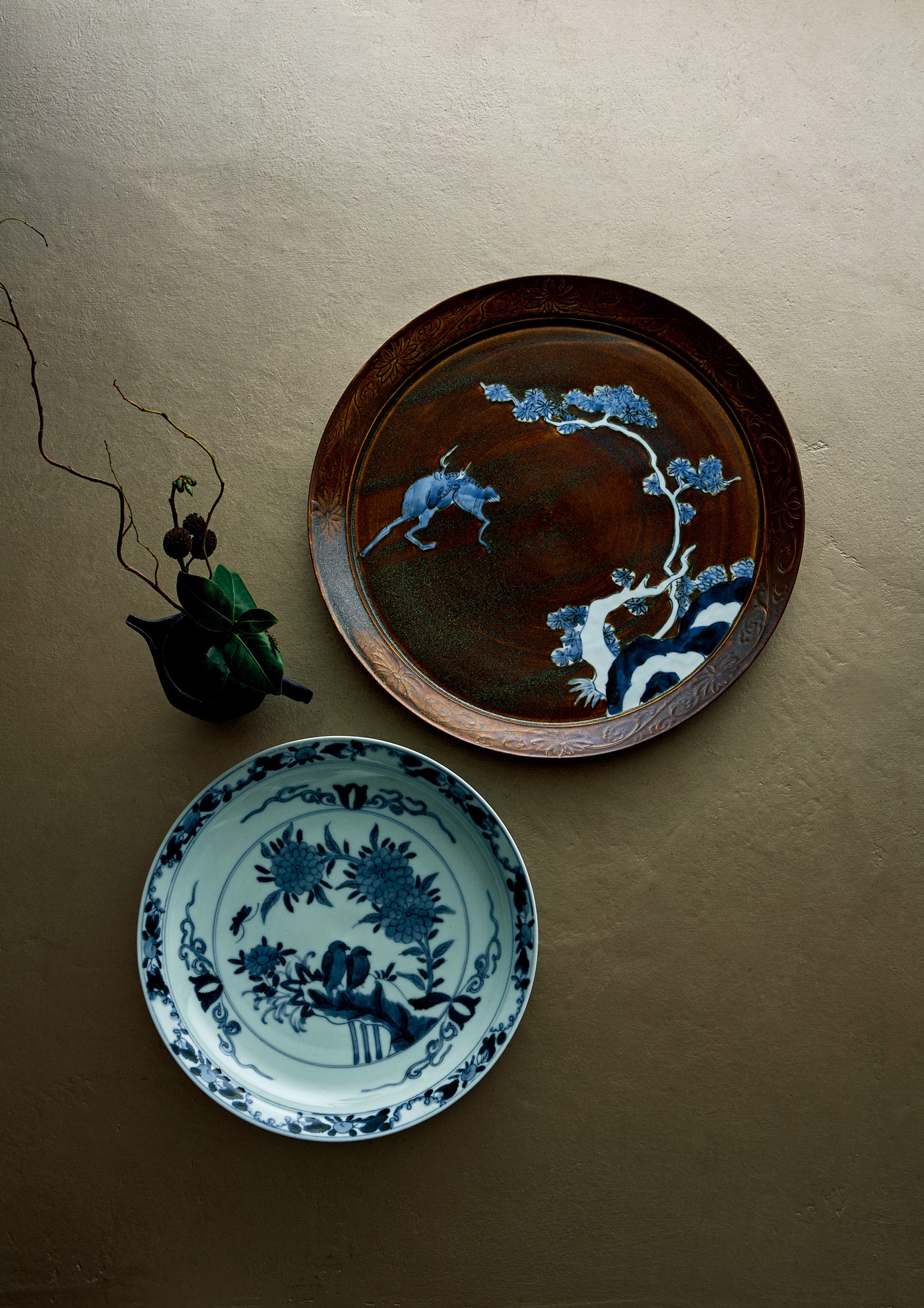 皿の中の美しく独創的な世界。祝いのシーンで映える絵皿11選