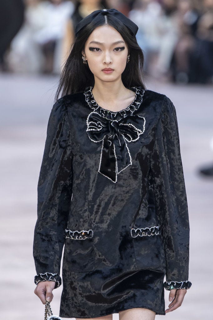 シャネルがリボンを通じて描く、ロマンティックな物語。サイズと