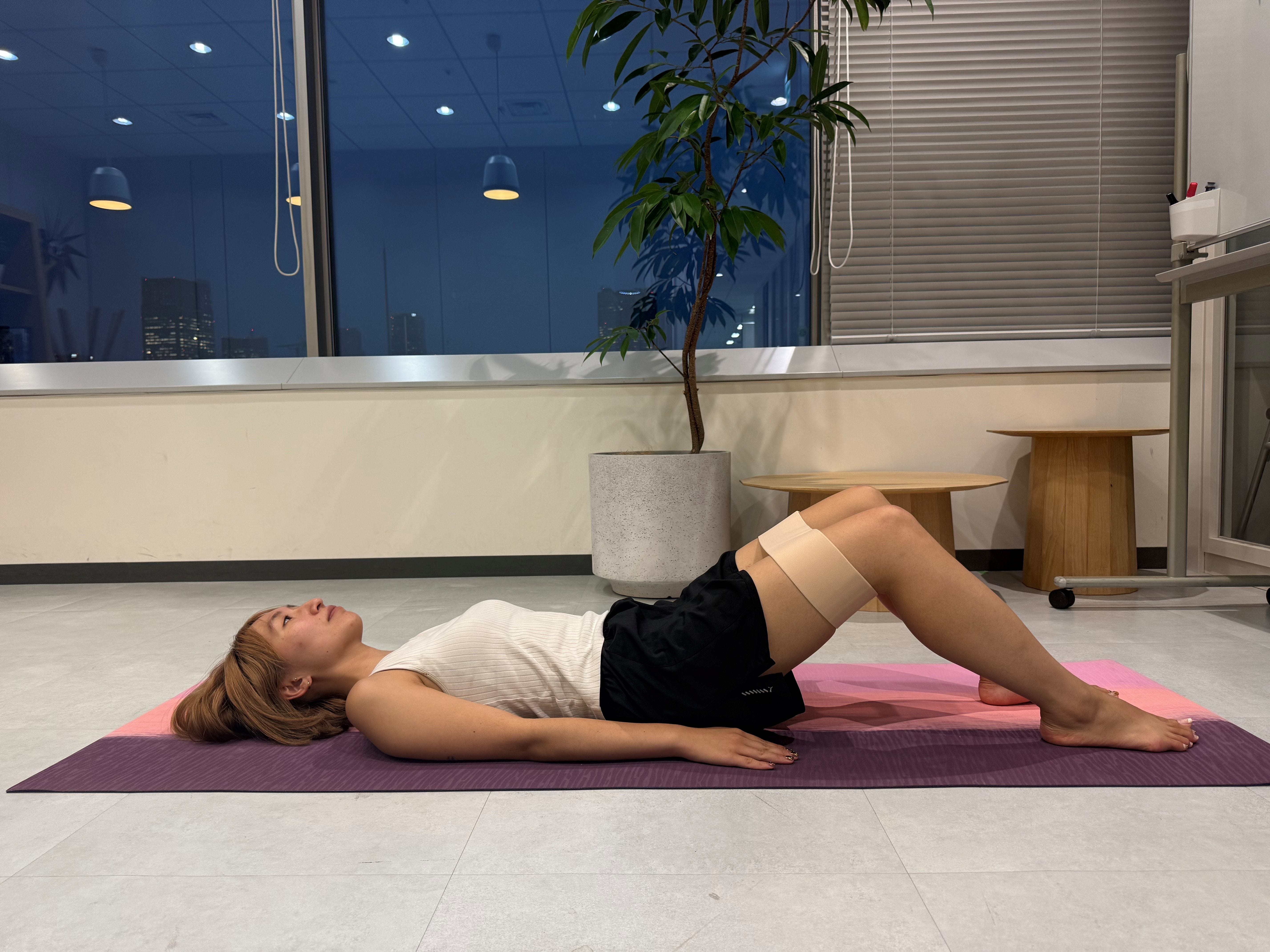 自宅ピラティス」のやり方とは？機械がなくてもOK！タオルやバンドを