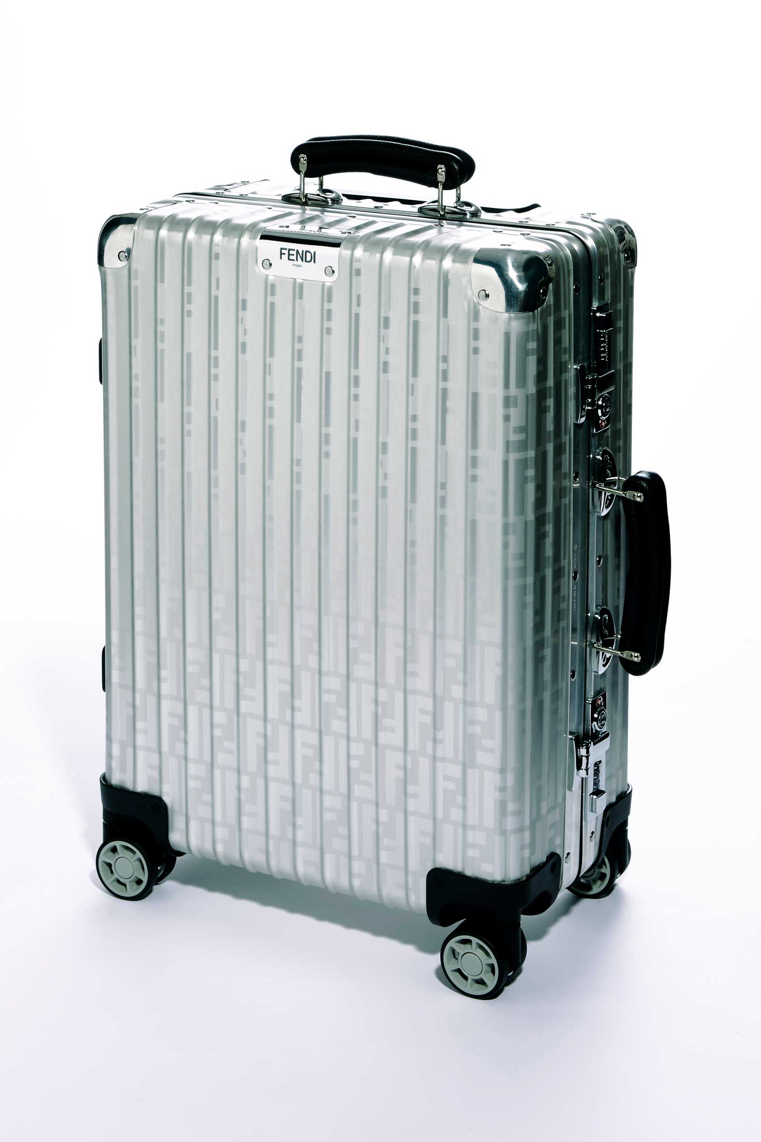 を抑えたFFロゴが印象的な、「フェンディ」と「リモワ」のコラボスーツ