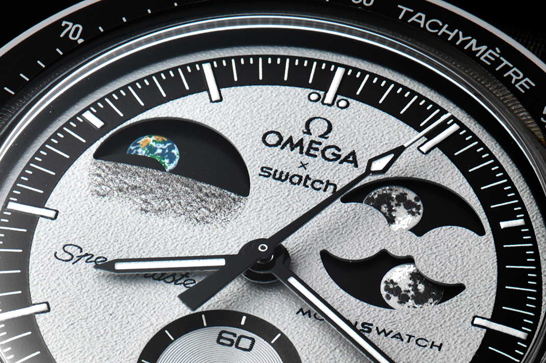 オメガ×スウォッチ「ムーンスウォッチ」の新作は「アースフェイズ」を