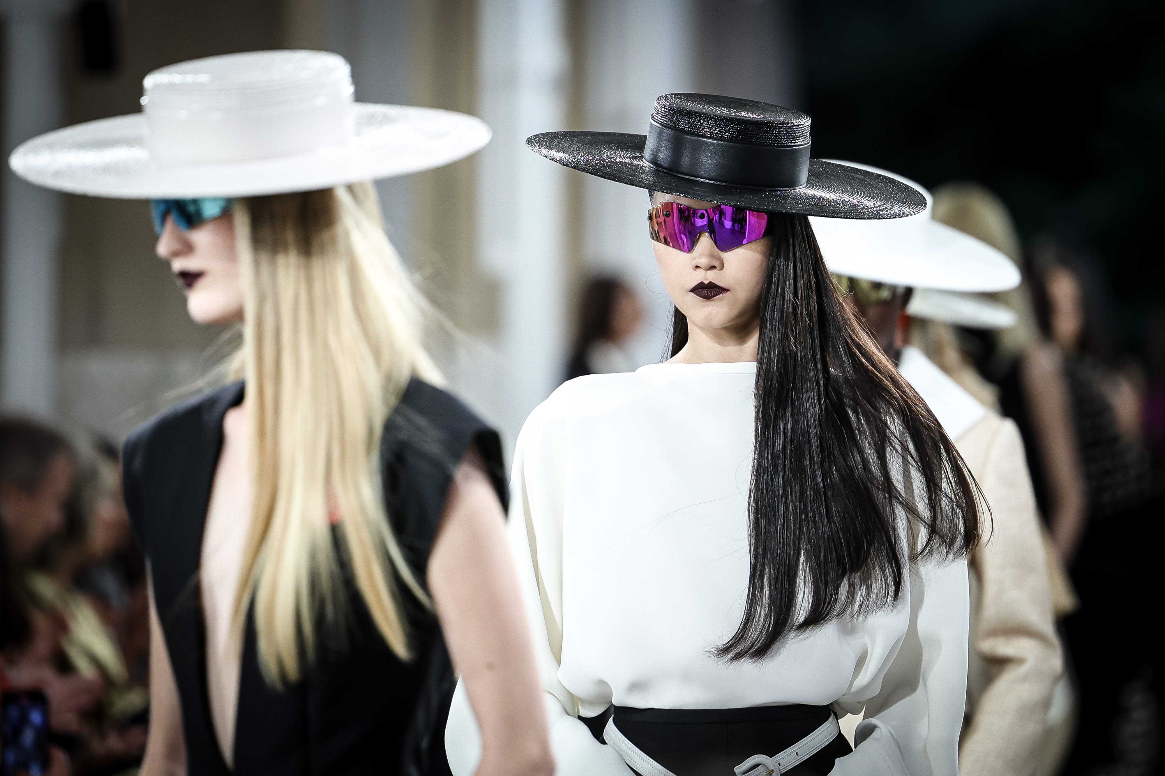 舞台は、アントニ・ガウディの「グエル公園﻿」。ルイ・ヴィトン 2025年