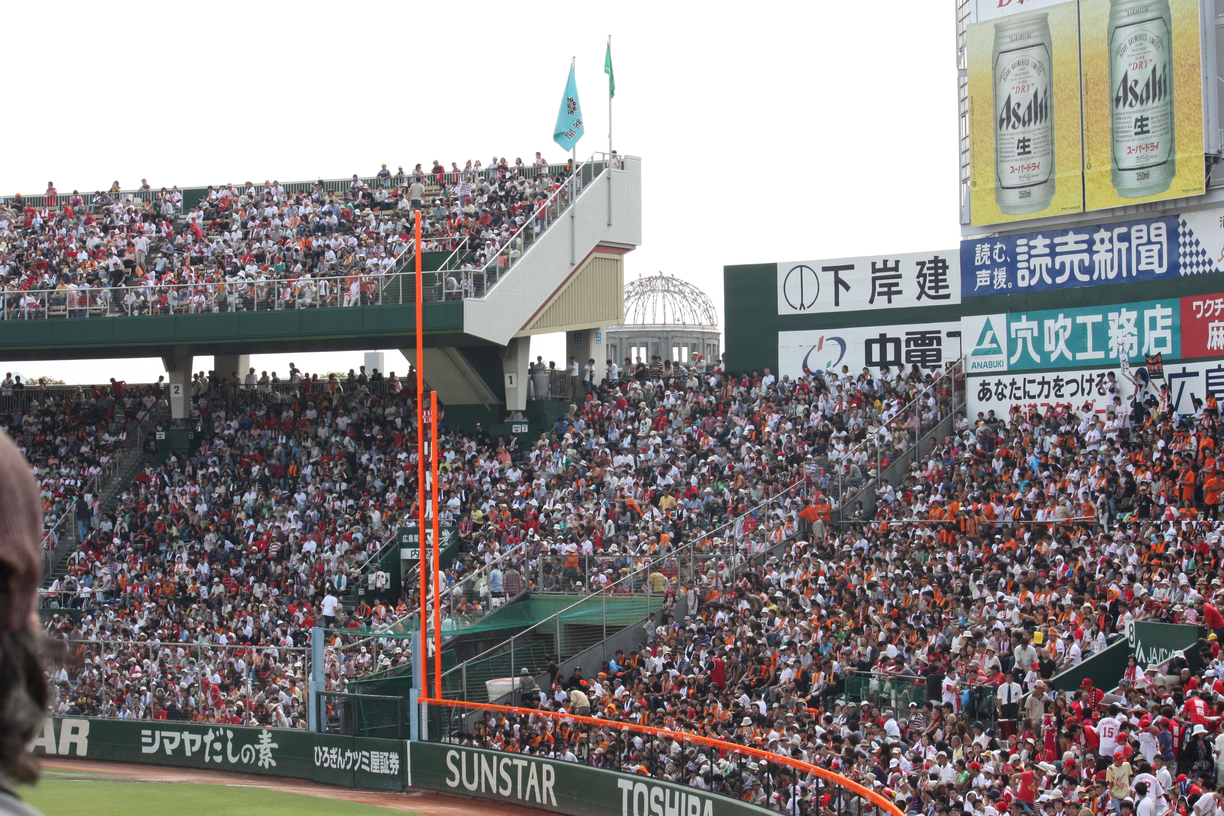 世界に誇るマチナカスタジアムであなたもボールを追いかけませんか？旧