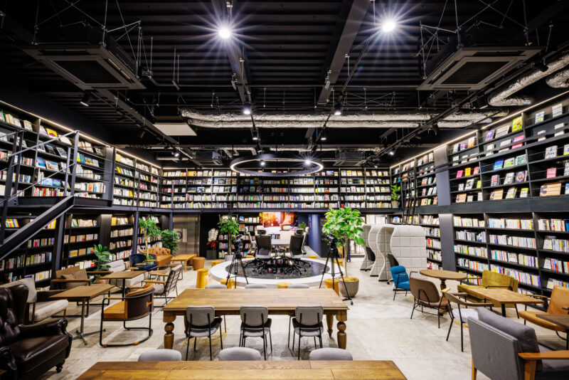 図書館でも本屋でもない“おせっかい”な図書施設「8BOOKs SENDAI