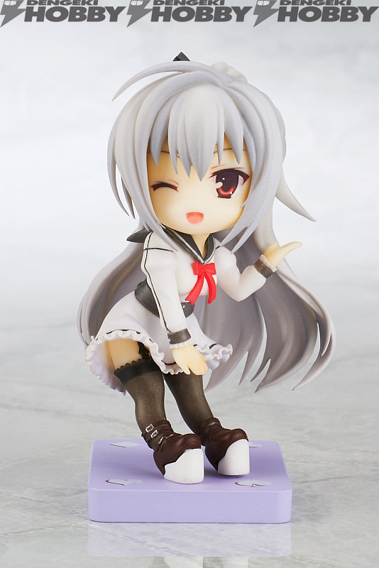 DRACU-RIOT！』のエリナがキュートなスマホスタンド「ちょこすた」で