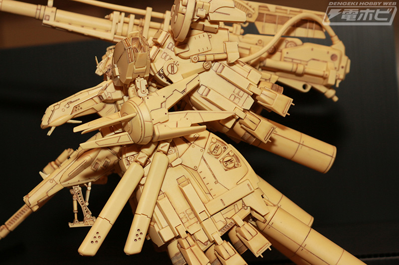 ディープストライカーやノイエ・ジールなどの大型機体が登場